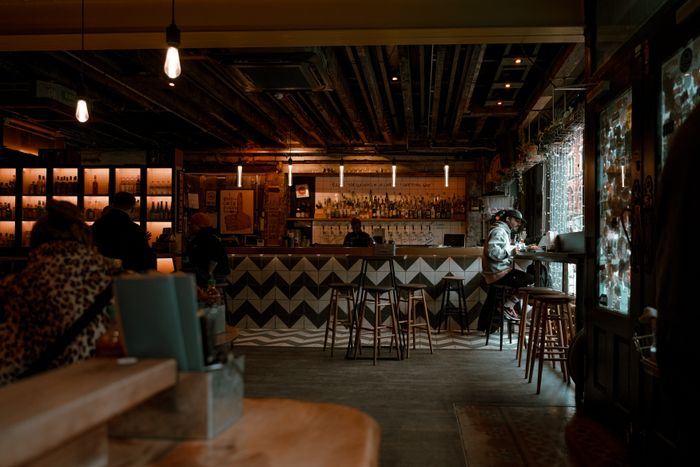 Intérieur de bar à l'éclairage chaud et tamisé