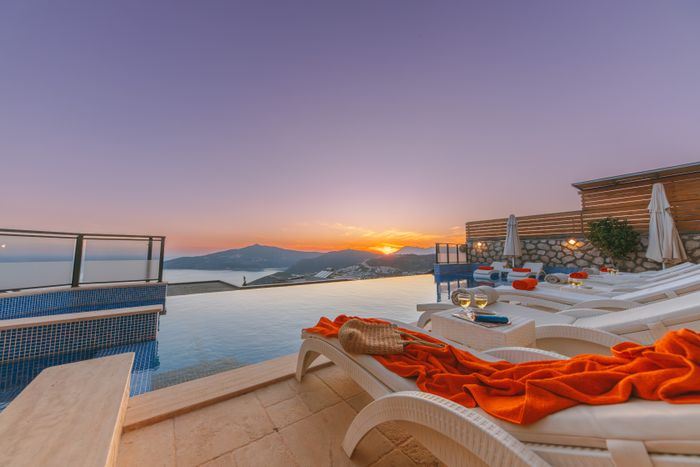 Terrasse de résidence avec piscine à la lumière du soir