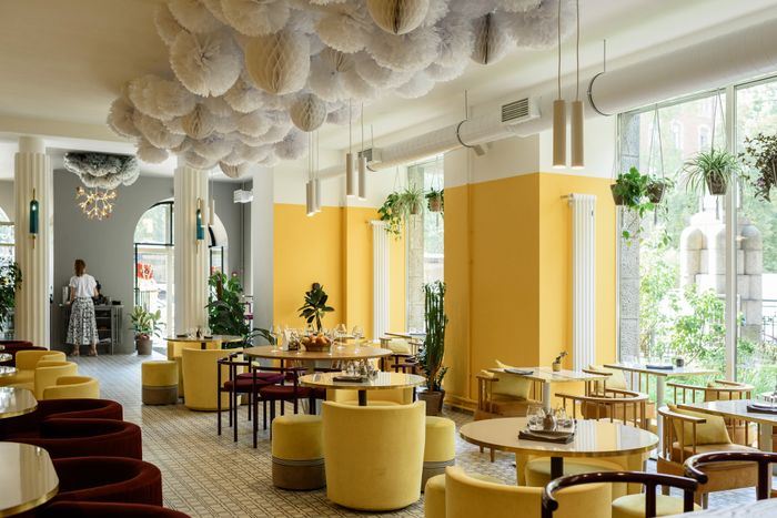 Salle de restaurant contemporaine éclairée par de grandes fenêtres